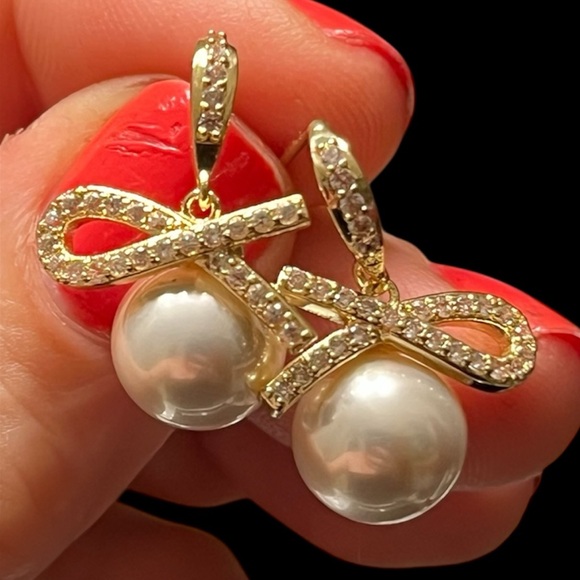 SHASHI Small Faux Pave Goldplated Ribbon Bow Pearl Drop Jewelry Earrings - Picture 16 of 16
